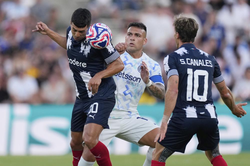 巴萨临时更换发布会人选，德容让位马丁内斯